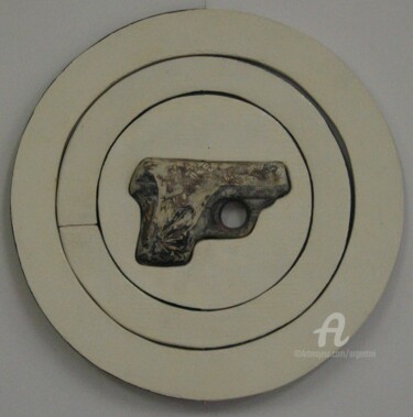 Скульптура под названием "Cible avec pistolet" - Marina Argentini, Подлинное произведение искусства, Дерево