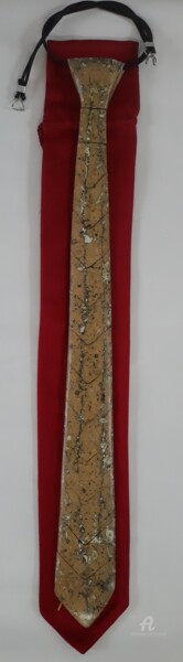 Scultura intitolato "Cravate fossile 1" da Marina Argentini, Opera d'arte originale, Pietra