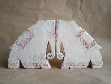 Skulptur mit dem Titel "Bookshelf elephants" von Ariadne Dombrovszki, Original-Kunstwerk, Karton