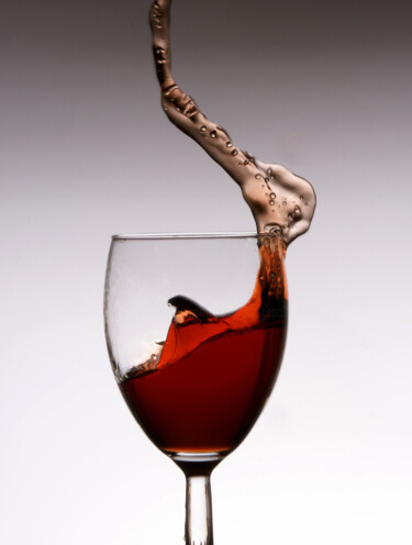Photographie intitulée "a glass of wine 02" par Arkadiusz Gepchard, Œuvre d'art originale, Photographie numérique
