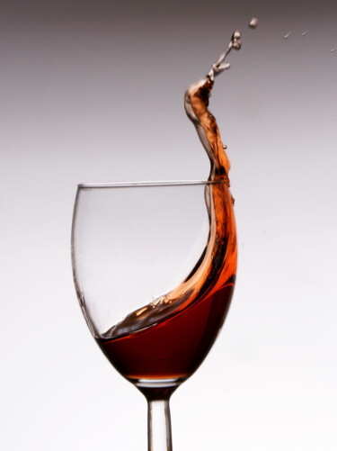 Photographie intitulée "a glass of wine 04" par Arkadiusz Gepchard, Œuvre d'art originale, Photographie numérique