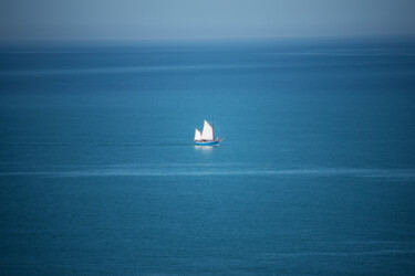 Photographie intitulée "White sail" par Arkadiusz Gepchard, Œuvre d'art originale, Photographie numérique