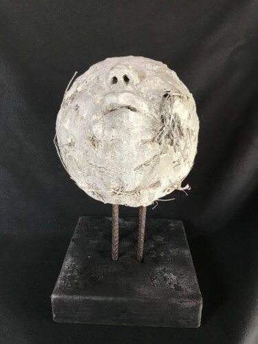 Скульптура под названием "Moon Face" - Armando D'Andrea, Подлинное произведение искусства, Глина