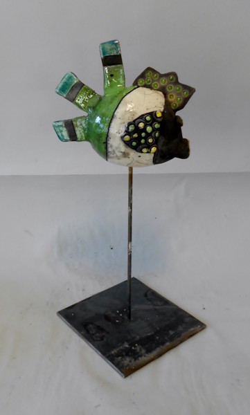 Скульптура под названием "Petit Poisson vert" - Armelle Colombier, Подлинное произведение искусства, Керамика