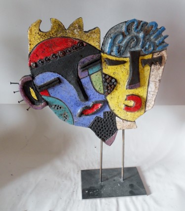 Sculptuur getiteld "masque sur socle du…" door Armelle Colombier, Origineel Kunstwerk, Keramiek
