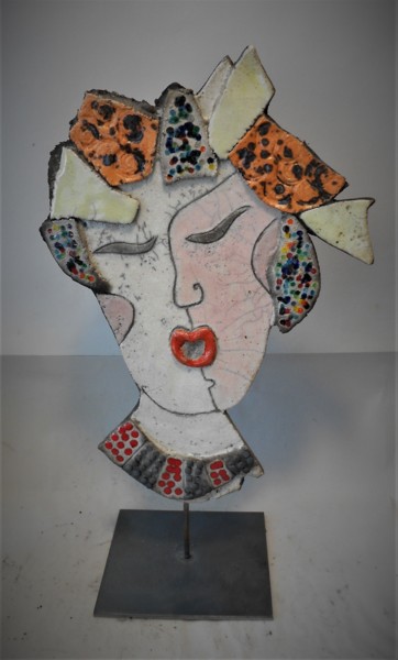 Скульптура под названием "masque femme jaune…" - Armelle Colombier, Подлинное произведение искусства, Керамика