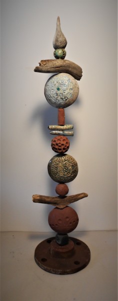 Skulptur mit dem Titel "totem vert et marron" von Armelle Colombier, Original-Kunstwerk, Keramik