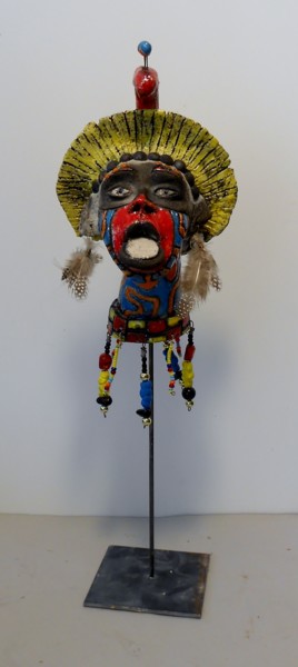 Sculptuur getiteld "tête tribu à platea…" door Armelle Colombier, Origineel Kunstwerk, Keramiek