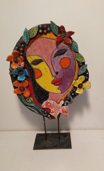 Escultura intitulada "La Madone aux fleurs" por Armelle Colombier, Obras de arte originais, Cerâmica