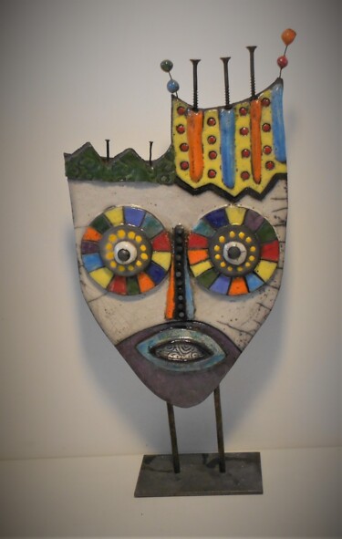 Scultura intitolato "Masque yeux multico…" da Armelle Colombier, Opera d'arte originale, Ceramica