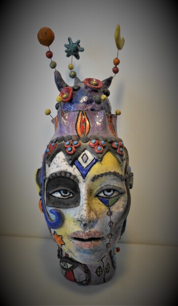 Skulptur mit dem Titel "La femme étoilée" von Armelle Colombier, Original-Kunstwerk, Keramik