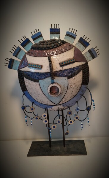 Sculpture titled "Masque rond bleu br…" by Armelle Colombier, Original Artwork, Ceramics