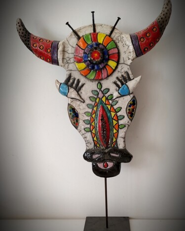 Skulptur mit dem Titel "Masque vache Mandala" von Armelle Colombier, Original-Kunstwerk, Keramik