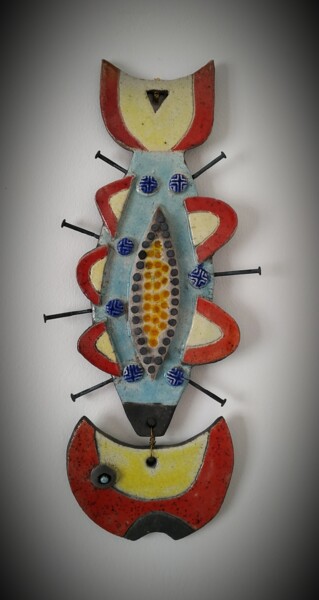 Sculptuur getiteld "Totem poisson rouge" door Armelle Colombier, Origineel Kunstwerk, Keramiek