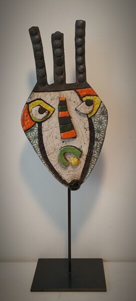 Escultura titulada "Petit masque trois…" por Armelle Colombier, Obra de arte original, Cerámica