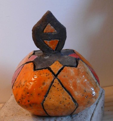 Diseño titulada "boite orange" por Armelle Colombier, Obra de arte original, Cerámica