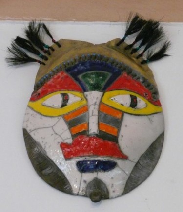 Escultura intitulada "masque cheveux noirs" por Armelle Colombier, Obras de arte originais, Cerâmica