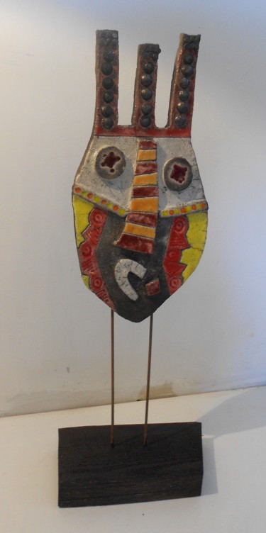 Sculpture intitulée "masque-sur-pied rou…" par Armelle Colombier, Œuvre d'art originale, Céramique