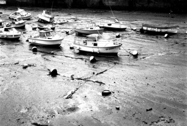 Photographie intitulée "Boats in Port, Cala…" par Arnaud Dubois, Œuvre d'art originale, Photographie argentique