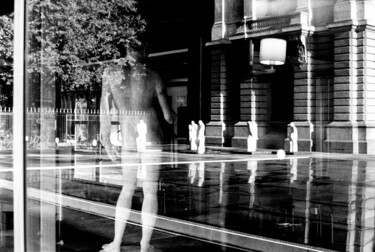 Photographie intitulée "jeux de reflets au…" par Arnaud Dubois, Œuvre d'art originale, Photographie argentique