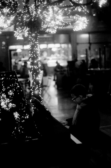 Fotografie getiteld "Christmas pianist" door Arnaud Dubois, Origineel Kunstwerk, Film fotografie