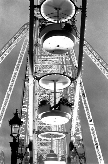 Photographie intitulée "Merry go round in P…" par Arnaud Dubois, Œuvre d'art originale, Photographie argentique