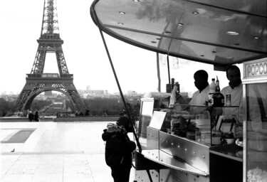 Photographie intitulée "Troc au Trocadéro" par Arnaud Dubois, Œuvre d'art originale, Photographie argentique