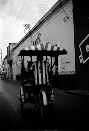 Photographie intitulée "taxi driver" par Arnaud Dubois, Œuvre d'art originale, Photographie argentique