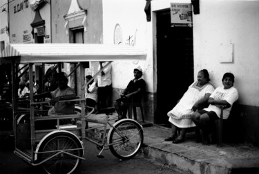 Photographie intitulée "station de taxis au…" par Arnaud Dubois, Œuvre d'art originale, Photographie argentique