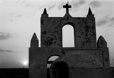 Photographie intitulée "church at dusk" par Arnaud Dubois, Œuvre d'art originale, Photographie argentique