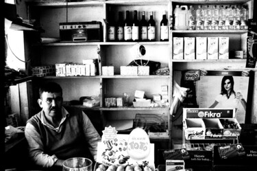 Photographie intitulée "vendeur à Bafa Gölü" par Arnaud Dubois, Œuvre d'art originale, Photographie argentique
