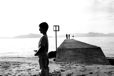 Photographie intitulée "Sur le bord de mer" par Arnaud Dubois, Œuvre d'art originale, Photographie argentique