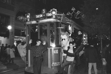 Photographie intitulée "tramway à Istamboul" par Arnaud Dubois, Œuvre d'art originale, Photographie argentique