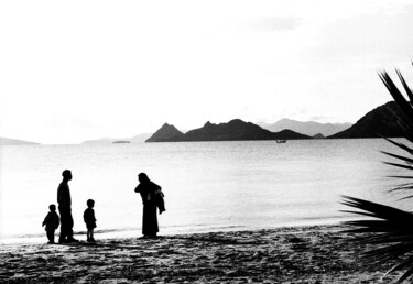Photographie intitulée "couple à la mer" par Arnaud Dubois, Œuvre d'art originale, Photographie argentique