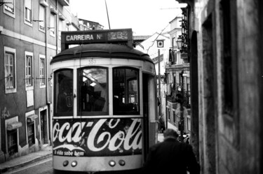 Photographie intitulée "Lisbon story 2" par Arnaud Dubois, Œuvre d'art originale, Photographie argentique