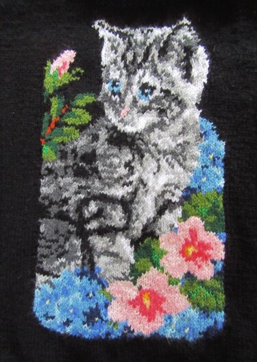 Pull noir Chat fleuri. Tricot peinture aux aiguilles. Art textile intitulée "Pull noir Chat fleu…" par Art Création Crochet Tricot, Œuvre d'art originale, Fil
