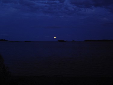 Photographie intitulée "Pleine Lune Paimpol" par Ludovic Cussigh, Œuvre d'art originale, Photographie numérique