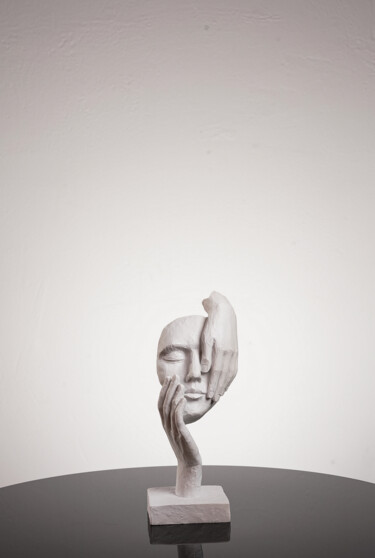 Escultura intitulada "Behind The Mask Han…" por Dervis Yusuf Akdemir, Obras de arte originais, Resina