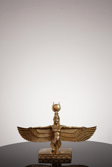 Escultura titulada "Golden Goddess Isis…" por Dervis Yusuf Akdemir, Obra de arte original, Resina