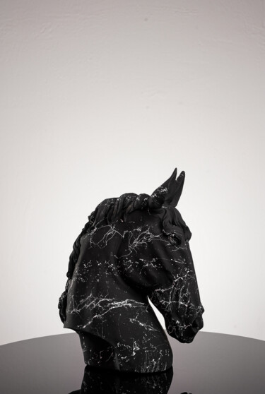 Sculptuur getiteld "Marbled Majestic Ho…" door Dervis Yusuf Akdemir, Origineel Kunstwerk, Hars