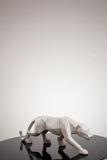 Sculptuur getiteld "White Tiger Handmad…" door Dervis Yusuf Akdemir, Origineel Kunstwerk, Hars