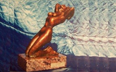 Sculpture titled "DONNA INGINOCCHIATA" by Angelo Pisciotta, Original Artwork, Metals