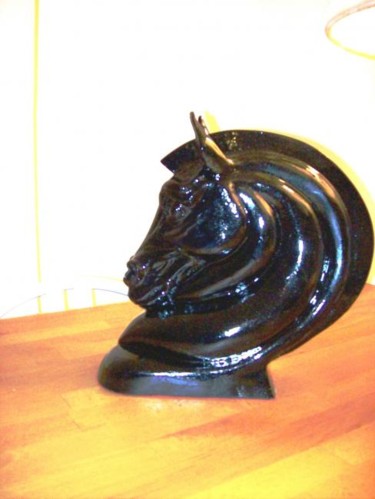 Sculpture titled "TESTA DI CAVALLO BL…" by Angelo Pisciotta, Original Artwork, Terra cotta