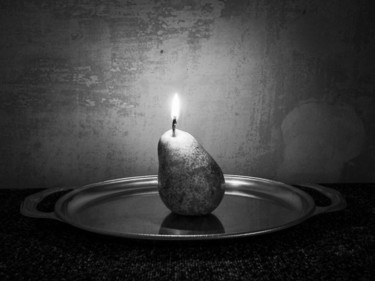 Фотография под названием "the pear is burning" - Artem Lebedev, Подлинное произведение искусства, Цифровая фотография