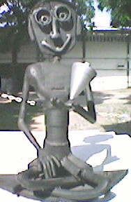 Sculpture intitulée "O menino e o pião." par Bacellar, Œuvre d'art originale, Métaux