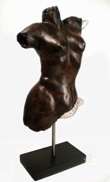 「La discrète」というタイトルの彫刻 Sylviane Bernardiniによって, オリジナルのアートワーク, 粘土