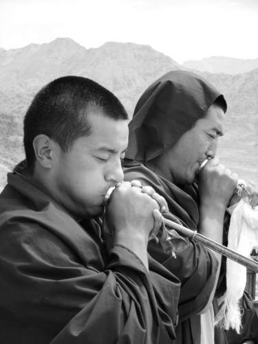 Fotografie mit dem Titel "Moines tibétains" von Sabine Maby, Original-Kunstwerk, Digitale Fotografie