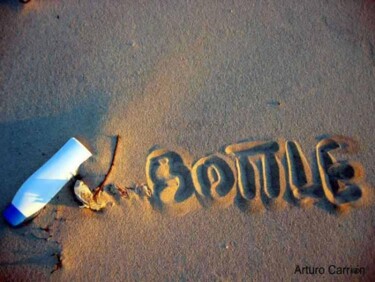 Фотография под названием "Bottle Beach" - Arturo Carrión, Подлинное произведение искусства