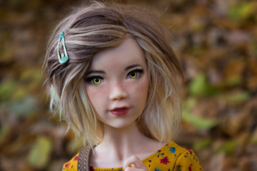 Sculpture intitulée "Ema "Autumn Girl" n…" par Chloe L., Œuvre d'art originale, Résine