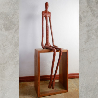 Sculptuur getiteld "Homem sentado" door Mônica Villela, Origineel Kunstwerk, Papier maché